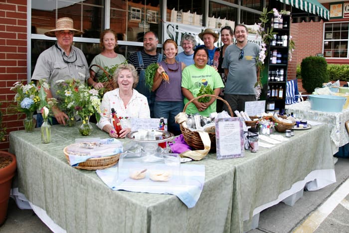Simply Homegrown:  A Farmers' Market